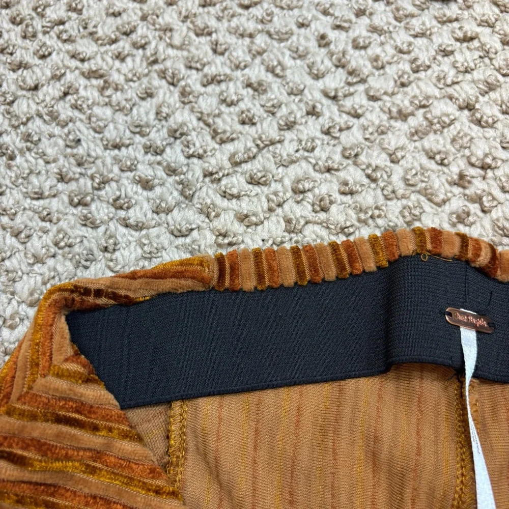 Ladies Free People Bronze Color Ribbed Velvet Pull On Flare Leg Pants Size Small
